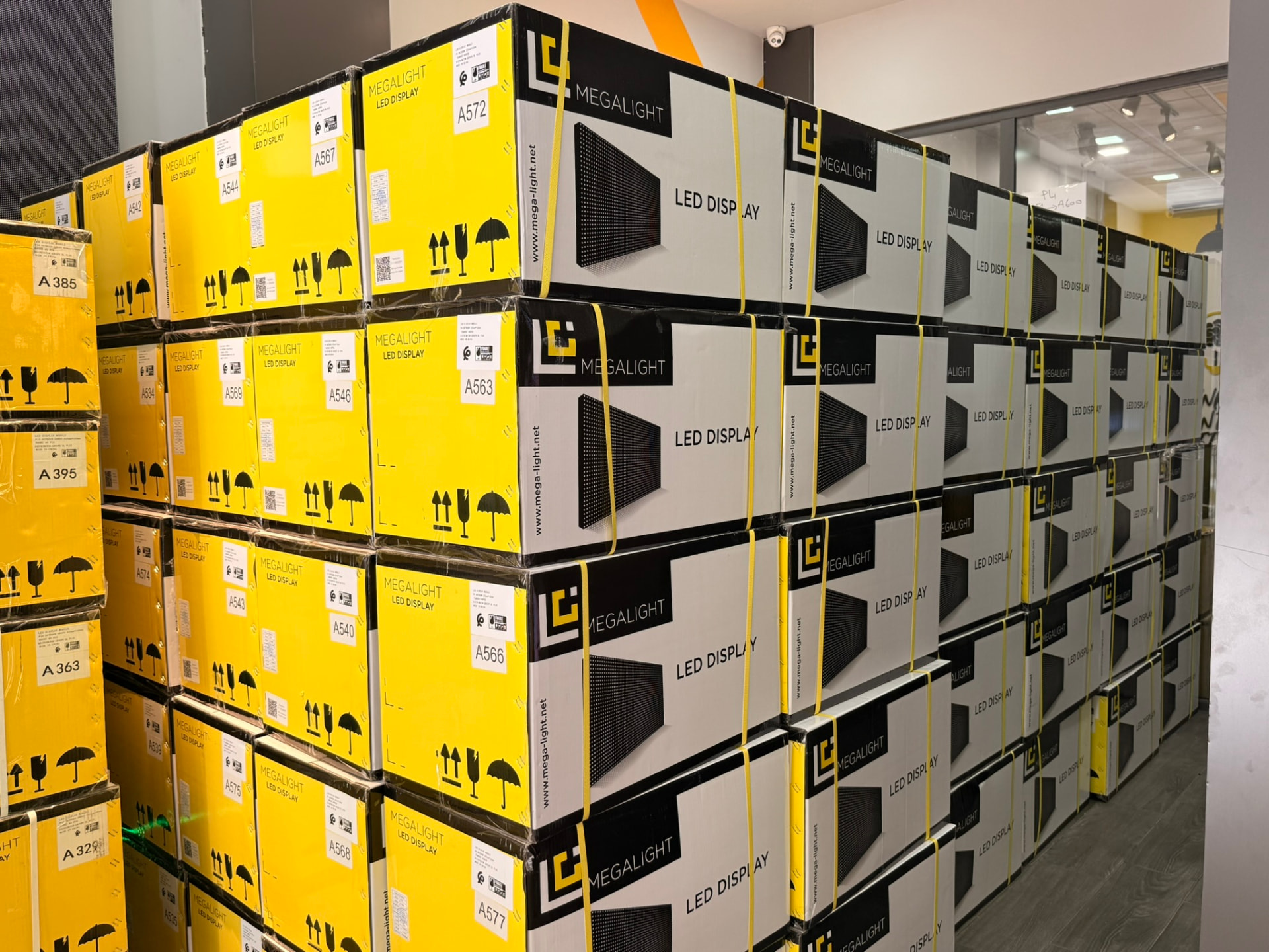 Stock BL Plus : cabinets et modules LED en atelier