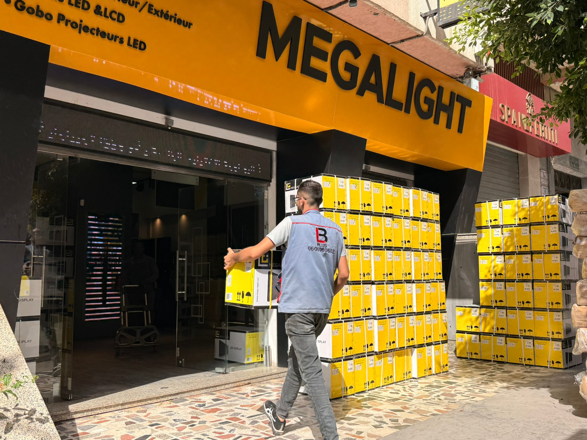 Réception de stock MEGALIGHT devant le point de vente