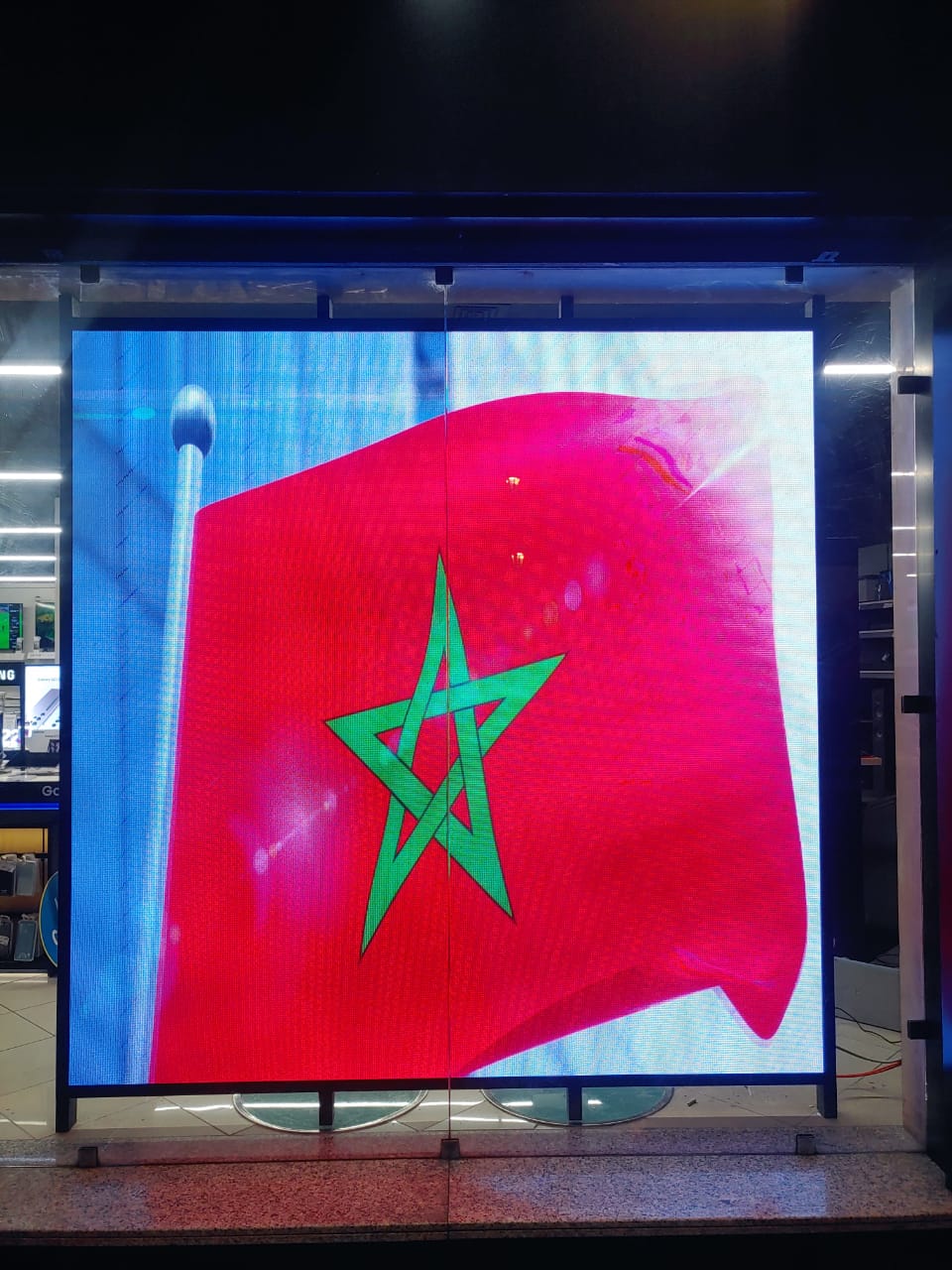 Écran LED en vitrine affichant le drapeau du Maroc